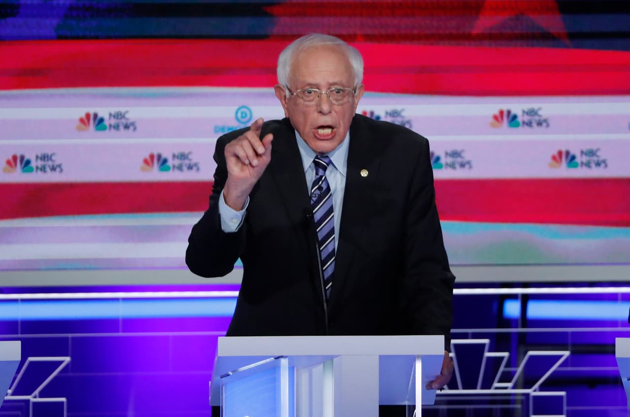 El senador 
<a href="https://www.univision.com/temas/bernie-sanders">Bernie Sanders</a> empleó la mayor parte de su tiempo en explicar su agenda de reforma, con propuestas muy similares a las que ya promovió en 2016 cuando se enfrentó a Hillary Clinton. El senador por Vermont repitió sus 
<b>críticas a las corporaciones e insitió en la necesidad de tener un sistema de salud universal</b> que garantice la atención de los ciudadanos, basado en el principio de que se trata de un “derecho humano”. "El primer día sacamos nuestra pluma de orden ejecutiva y rescindimos cada maldita cosa que sobre este tema ha hecho Trump", subrayó Sanders refiriéndose a lo que hará si es elegido presidente con respecto a la actual política migratoria.