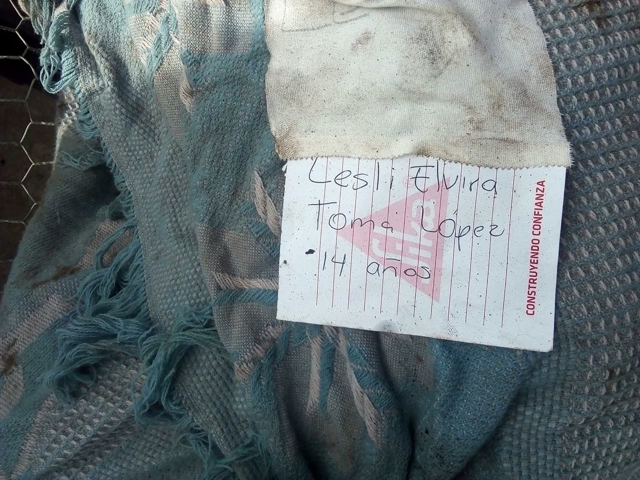 Los cuerpos de la familia Toma fueron cubiertos con mantas y etiquetados por los rescatistas. En la mañana del miércoles, el Instituto Nacional de Sismología, Vulcanología, Meteorología e Hidrología de Guatemala (Insivumeh) informó que hubo un alza en la actividad explosiva en volcán de Fuego, por lo que las autoridades evaluaban si continuar o no las labores de búsqueda de víctimas.