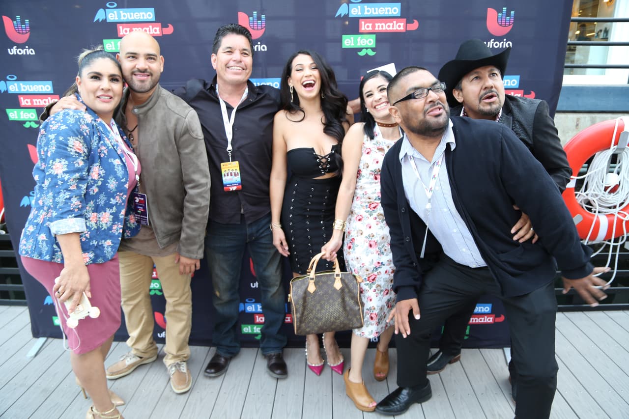 Raúl 'El Pelón', Carla Medrano y El Feo premiaron a sus oyentes con una noche inolvidable al lado de Calibre 50 en un bote privado.