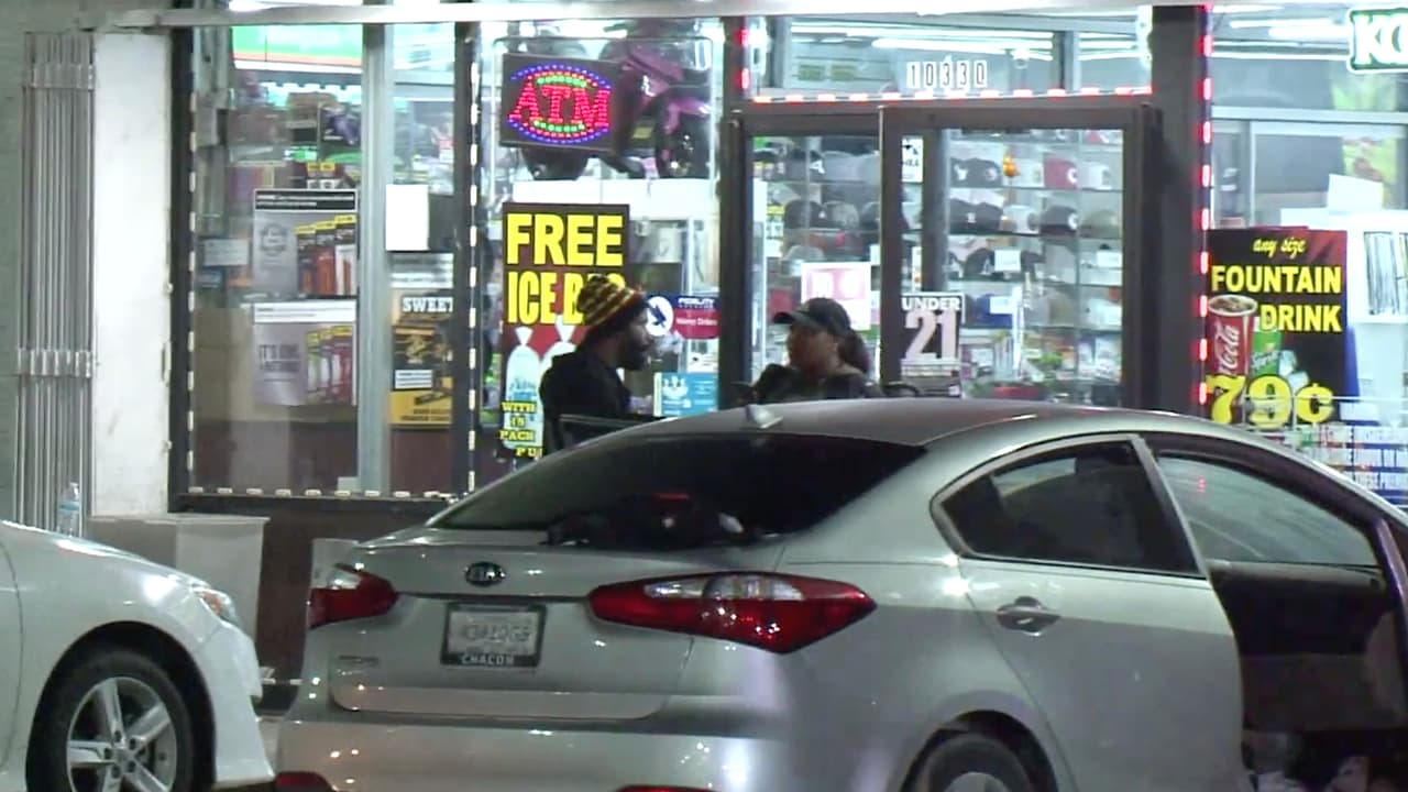 La segunda mujer salió huyendo del lugar en un automóvil Impala.