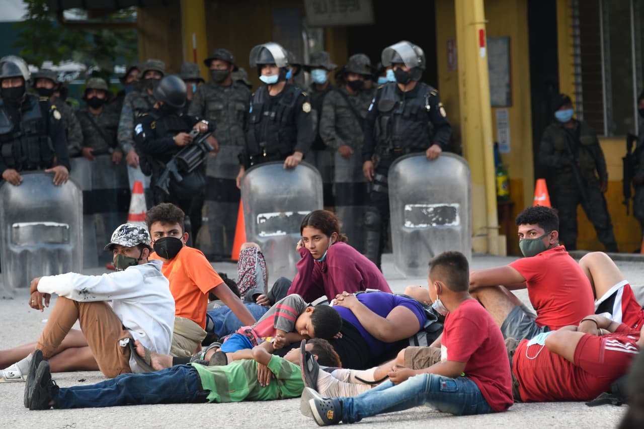 Agentes fronterizos de EEUU detuvieron en secreto a cientos de migrantes en Guatemala, denuncia informe