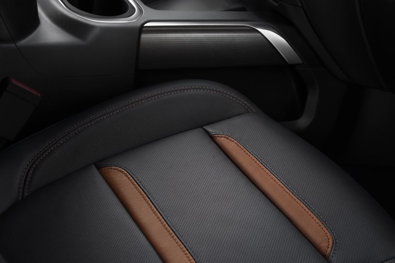 Mientras los interiores son de superlujo, algunas de las tecnologías que también ofrecerá la 
<b>GMC Sierra AT4 </b>son el sistema de selección de tracción para elegir el modo de conducción con base en el terreno por donde transite. Cuando se aplica esta función se ajustan los puntos de cambio de transmisión, mapeo de aceleración y StabiliTrak. Esta pickup estará disponible en Estados Unidos el próximo otoño.