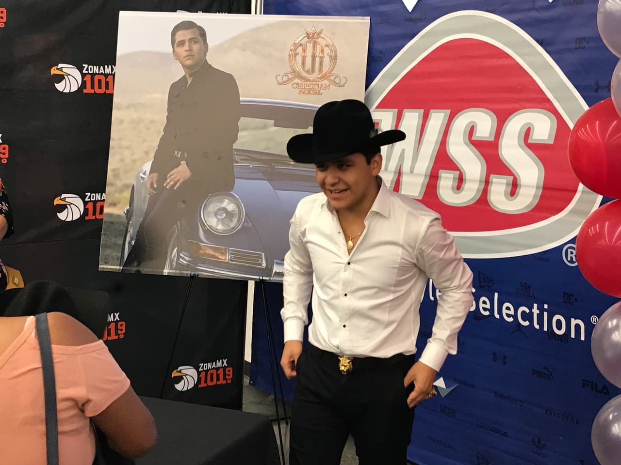 El Bueno, La Mala y El Feo llenaron las calles de seguidores de Christian Nodal para su primer encuentro con sus fans en la ciudad de Los Ángeles.