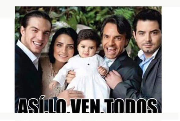 ¡Ah, pero qué bonita foto familiar! Los Derbez son todos igualitos.