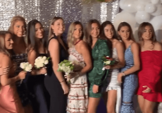 “Celebrando el baile del colegio de Lina en casa, es su último año de secundaria así que a disfrutar en grande”, comentó la presentadora de El Gordo y La Flaca en la publicación que realizó este domingo.