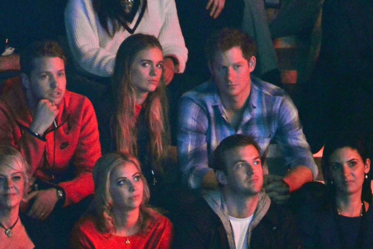 De acuerdo con el
<b><a href="https://www.dailymail.co.uk/news/article-7890301/Prince-Harrys-ex-Cressida-Bonas-says-respects-Meghan-Markle.html" target="_blank">Daily Mail</a></b>, Bonas admitió en el pasado que no le gustó la presión de formar parte del primer círculo de la familia real británica. "Sentía que no podía caminar por la calle sin ser
<b><a href="https://www.univision.com/famosos/meghan-markle-revela-que-el-intenso-escrutinio-publico-le-ha-causado-problemas-para-ser-madre-video" target="_blank">constantemente juzgada</a></b> y sometida a fotos no deseadas por extraños con teléfonos inteligentes", dijeron amigos de la familia de la actriz.