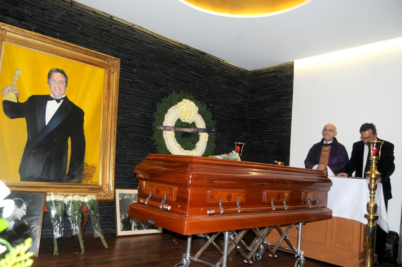 Al poco tiempo se dio cuenta que las leyes tampoco eran lo suyo y en contra de los deseos de su familia, tomó la decisión de ser actor. Falleció el 19 de febrero de 2013.
<br>