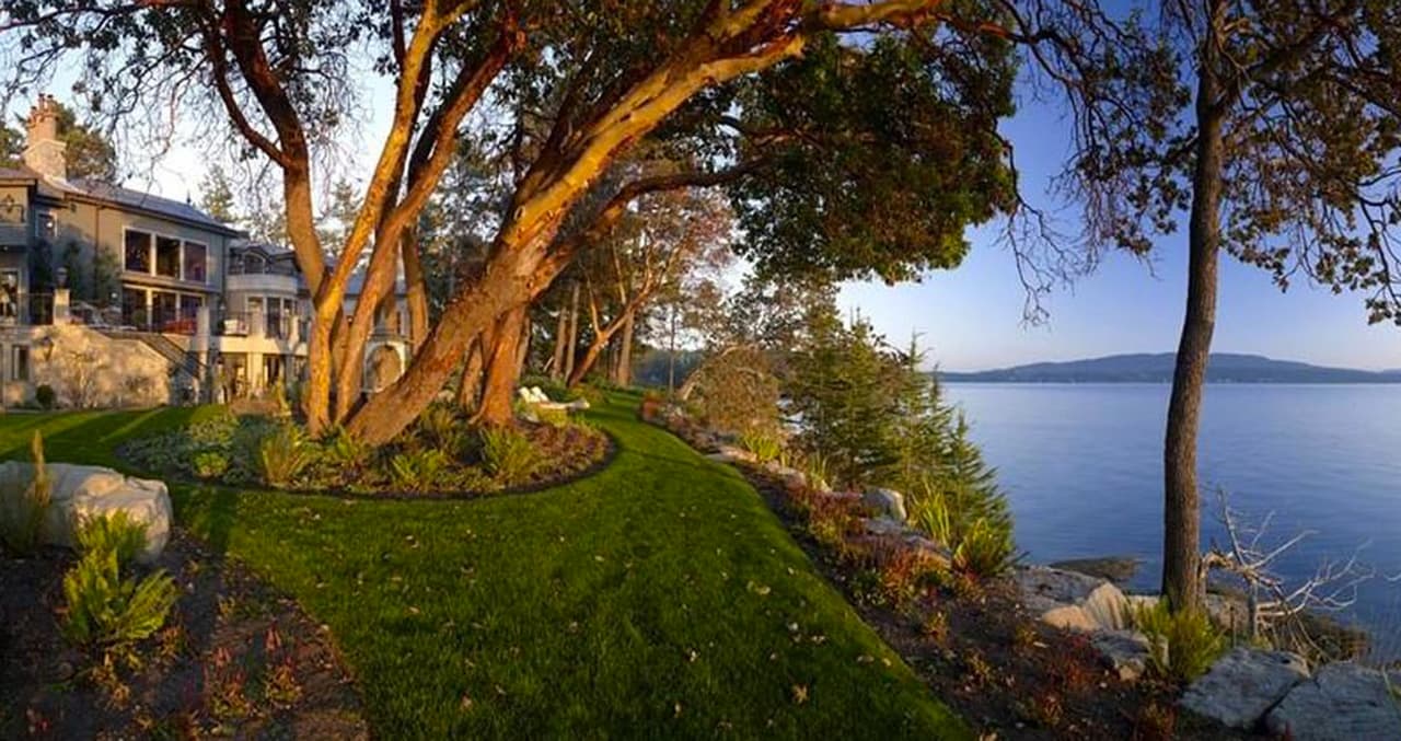 Se trata de una finca de cuatro acres, con una casa principal de 11 mil 416 pies cuadrados; en su interior cuenta cinco habitaciones y ocho baños.