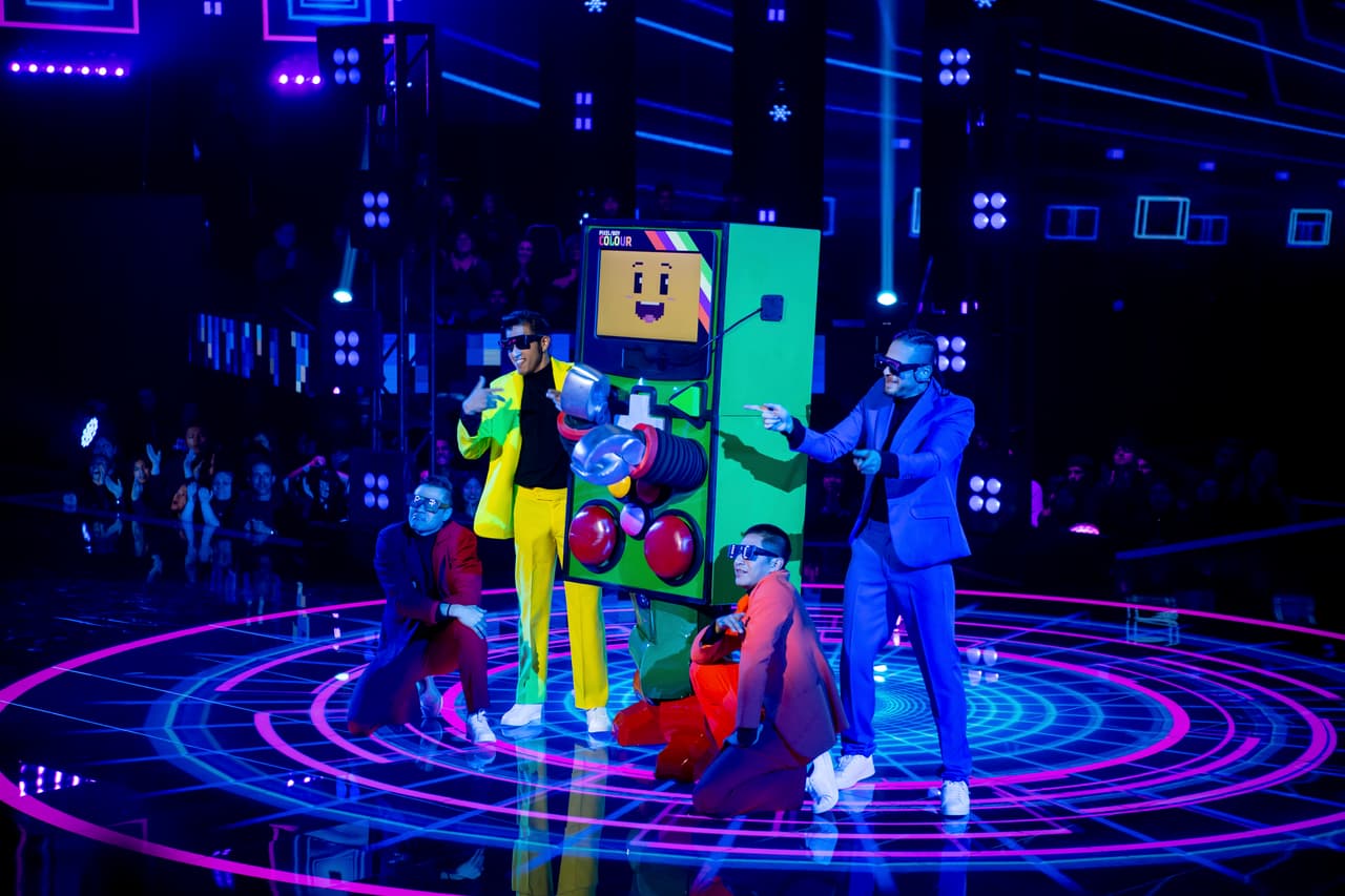 Pixel Boy fue el tercero del primer combate, se trata de un máquina retro de videojuegos con la particularidad de poder mostrar sus emociones en la pantalla. Pixel Boy llegó elogiando el look del investigador Carlos Rivera, lo que hizo pensar que podría ser mujer.