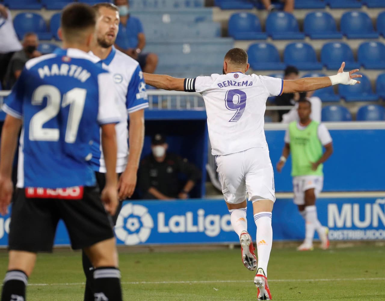 Real Madrid debuta con victoria sobre el Alavés en esta temporada de LaLiga. Con doblete de Karim Benzemá, gol de Nacho Fernández y Vinicius Junior, el club merengue suma sus tres primeros puntos en la tabla. Gareth Bale está de regreso.