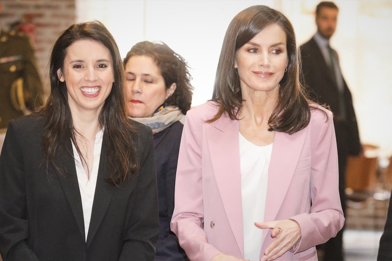 Pero hubo un detalle que fue más allá. Montero hizo algo que, de acuerdo con el diario digital 
<b><a href="https://www.elespanol.com/reportajes/20200312/abrazos-ministra-montero-infectada-coronavirus-reina-letizia/474203095_0.html" target="_blank">El Español</a></b>, es característico en ella: saludar de beso a las personas. Así lo hizo con la esposa del rey Felipe. 
<b>Un inocente beso</b> en la mejilla que hoy tiene en zozobra a España. 
<br>