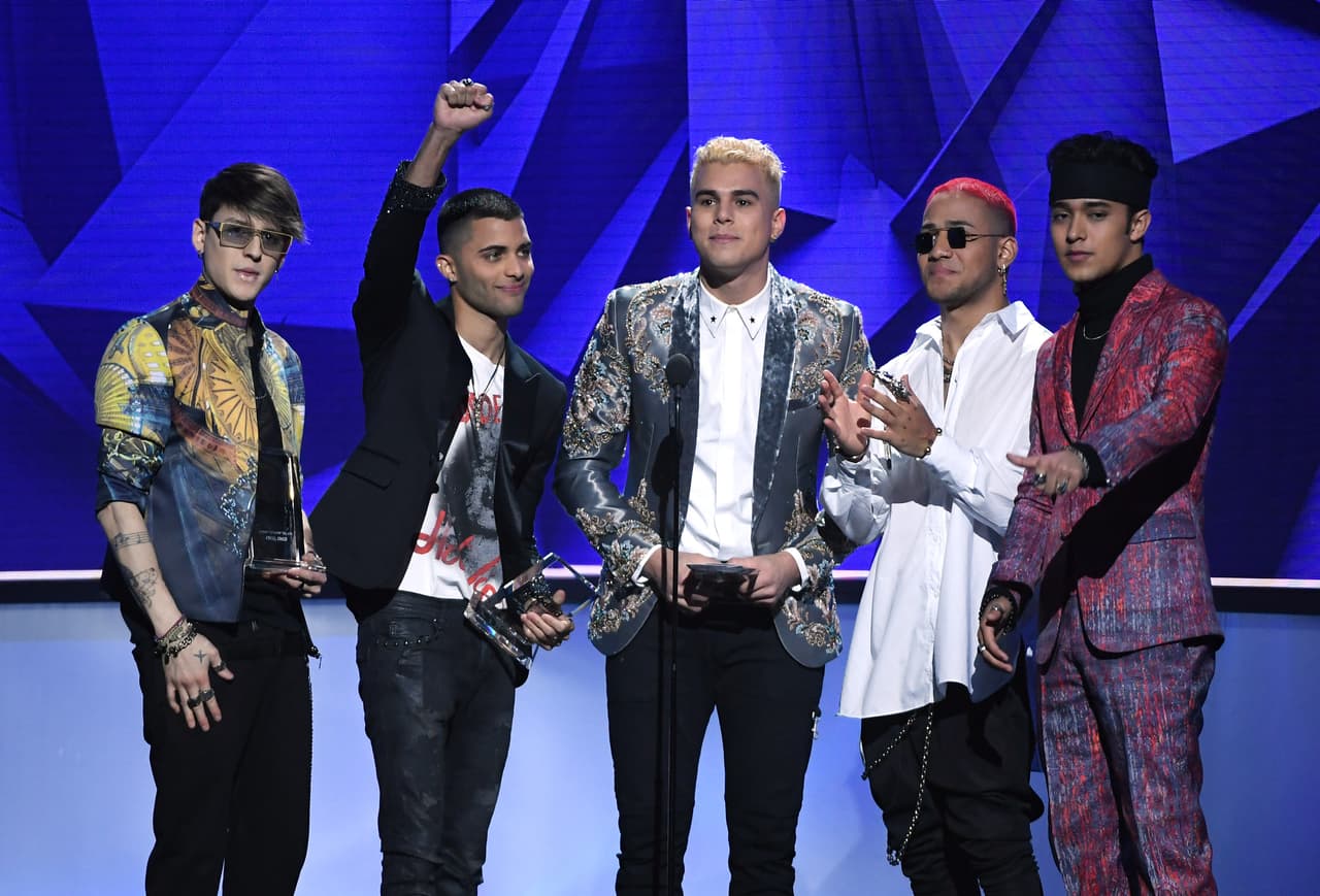 ‘De cero’ cuenta la historia de los chicos de CNCO, con sus ex novias, incluso hay besos y hasta escenas en la cárcel con uno de ellos.