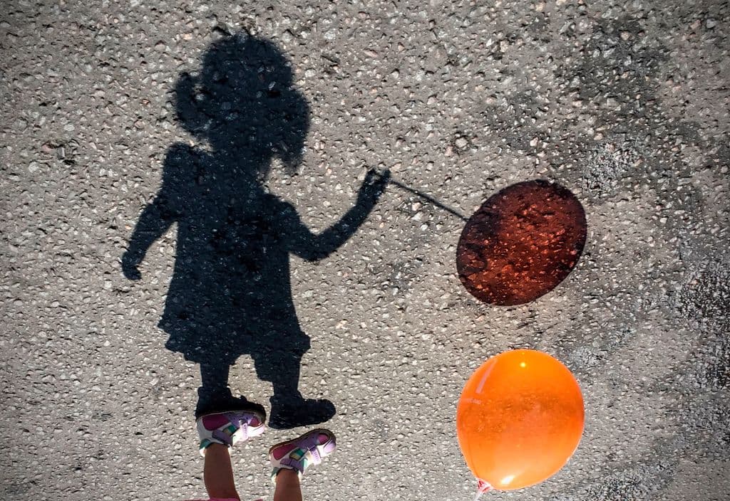 Sombra de una niña jugando.