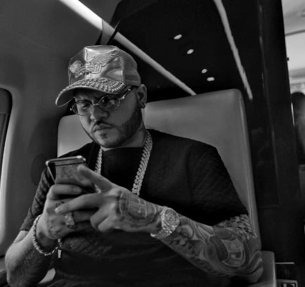 El cantante también estuvo pendiente de todo, ¡ya está en Latin GRAMMY y sus fans listos para no perderse su actuación.