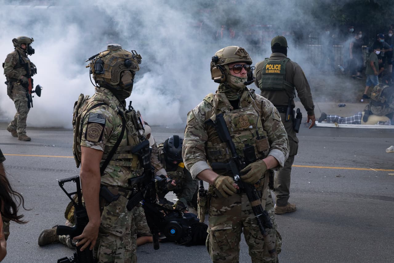 Sin embargo, la portavoz de la Casa Blanca, Abigail Jackson, confirmó que el presidente 
<b>autorizó el uso de miembros de la Guardia Nacional de Illinois</b>, citando lo que describió como “disturbios violentos y anarquía en curso” que los líderes locales no han logrado contener. 
<br>
<br>Se espera el despliegue de 
<b><a href="https://www.univision.com/local/chicago-wgbo/politica-chicago/posible-despliegue-de-la-guardia-nacional-a-chicago-por-parte-de-trump-cuales-serian-los-alcances-video" target="_blank">300 miembros de la Guardia Nacional</a></b> de Illinois con el objetivo de “proteger a los agentes federales y los bienes del gobierno en Chicago”.