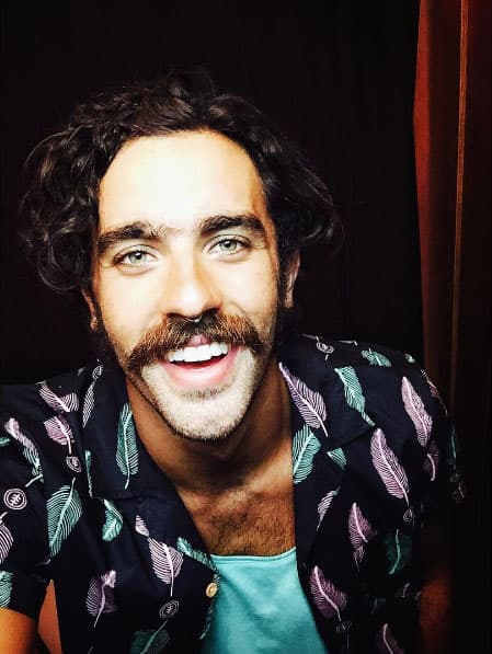 Primero utilizó por varios meses bigote, el cual lo hacía ver un poco mayor.