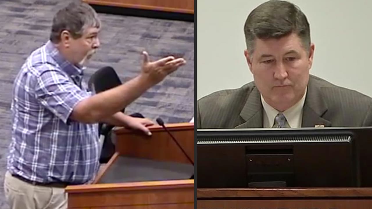 “Fuiste tú el que metió mi cabeza en un urinario”: acusación de bullying mete en líos a directivo escolar de Texas