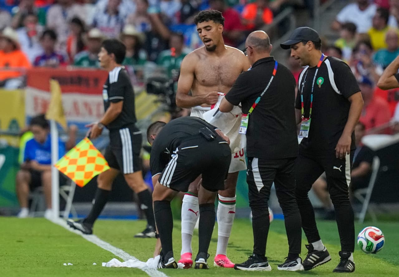 El marroquí Chadi Riad (18) se cambia la camiseta durante el partido de dieciseisavos de final de la Copa del Mundo entre Países Bajos y Marruecos en Guadalupe, cerca de Monterrey, México, el lunes 29 de junio de 2026.