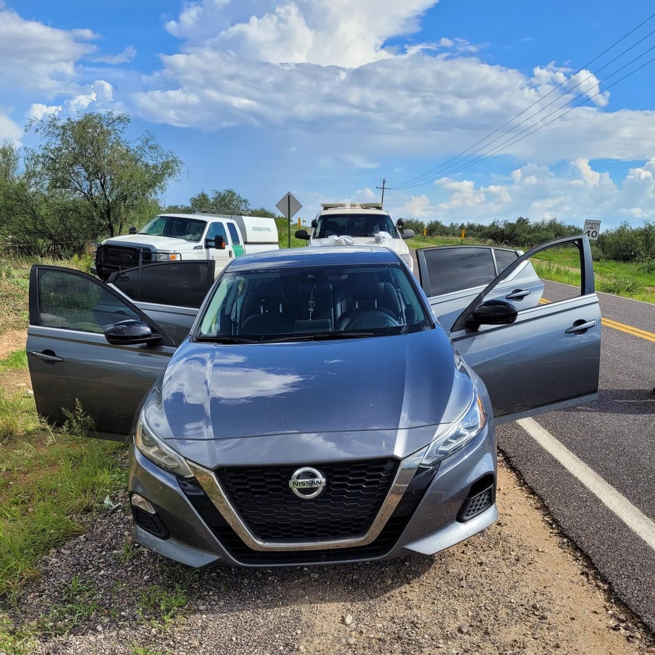 En este vehículo transportaban a los migrantes, a pesar de las altas temperaturas uno iba escondido en el baúl.