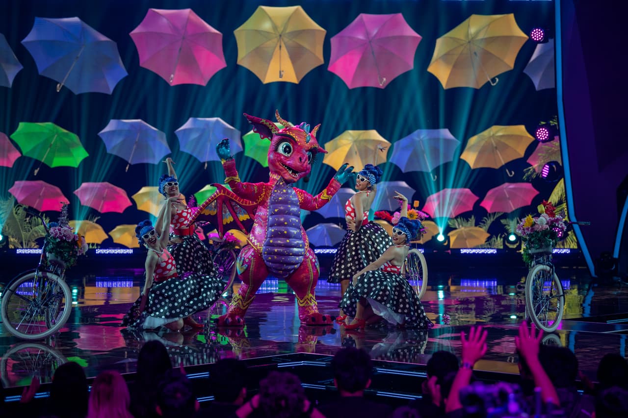 Alebrije interrumpió una boda y después fue interrumpida en su propia boda y al parecer no es tan dulce como parecía, porque terminó convertida en toda una villana de telenovelas y eso sí, las pistas sobre su identidad no faltaron. En esta semifinal de ¿Quién Es La Máscara? 2023 decidió interpretar ‘La Bicicleta’, con una dedicatoria al final para Juanpa Zurita.