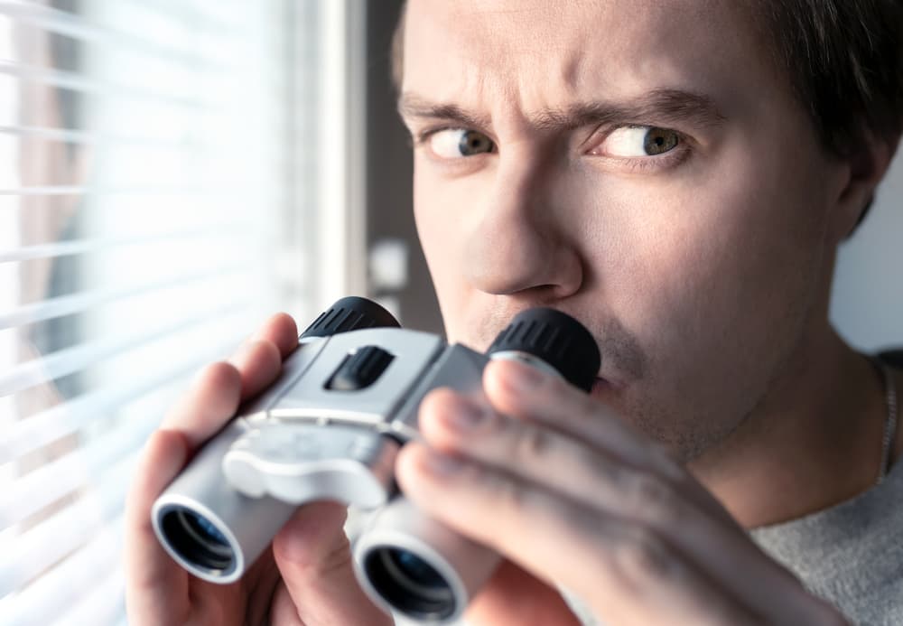 Esto tienes sus pros y sus contras, por una parte te ayudará a que no firmes papeles o documentos sin haberlos estudiado o bien comprometerte sentimentalmente con alguien que apenas conoces. Por otra, podrías sospechar de personas que realmente no lo merecen. Se te van a acercar personas que hablan muy suelto, si tú no eres cuidadoso con las respuestas que das podrías verte envuelto en un chisme o una murmuración. 
<br>