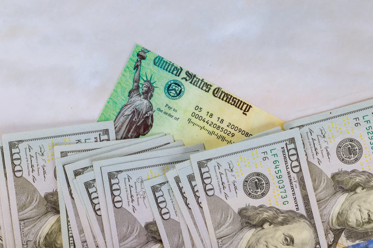 De esa forma, y mientras la economía de muchos estados comienza a restablecerse, puede que el
<a href="https://www.univision.com/radio/la-gozadera-show-new-york/lo-que-se-sabe-del-segundo-cheque-de-estimulo-economico-y-a-quienes-beneficiaria-video">segundo cheque de estímulo</a> nunca llegue.
<br>