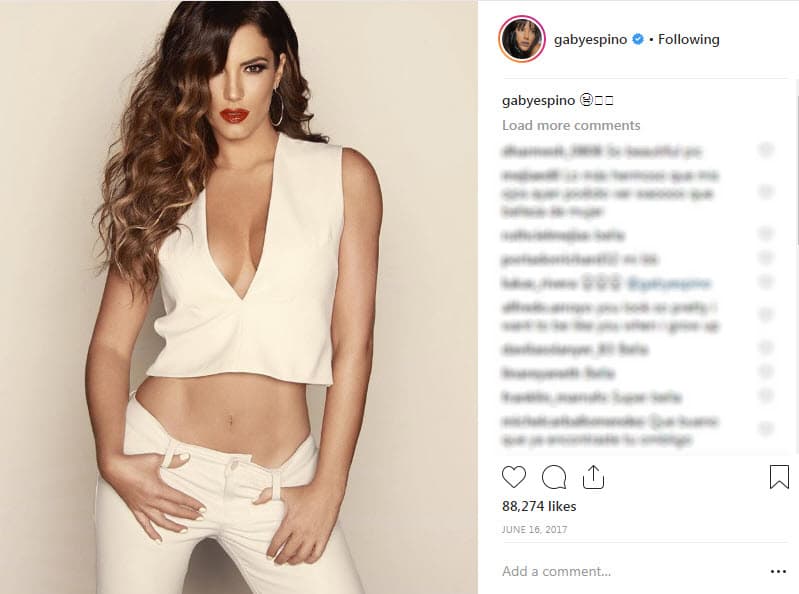 La actriz publicó esta fotografía en su Instagram para demostrar que sí tiene ombligo y más tarde aclaró lo sucedido para Radio Fórmula: "Después explicaron (los de la revista Vanidades) que era que yo tengo el talle largo y mostraron las fotos originales, las que tomaron con celulares y sale que el ombligo está así, al ras del pantalón, pero no importa, polémica maravillosa porque todo mundo vio la portada".