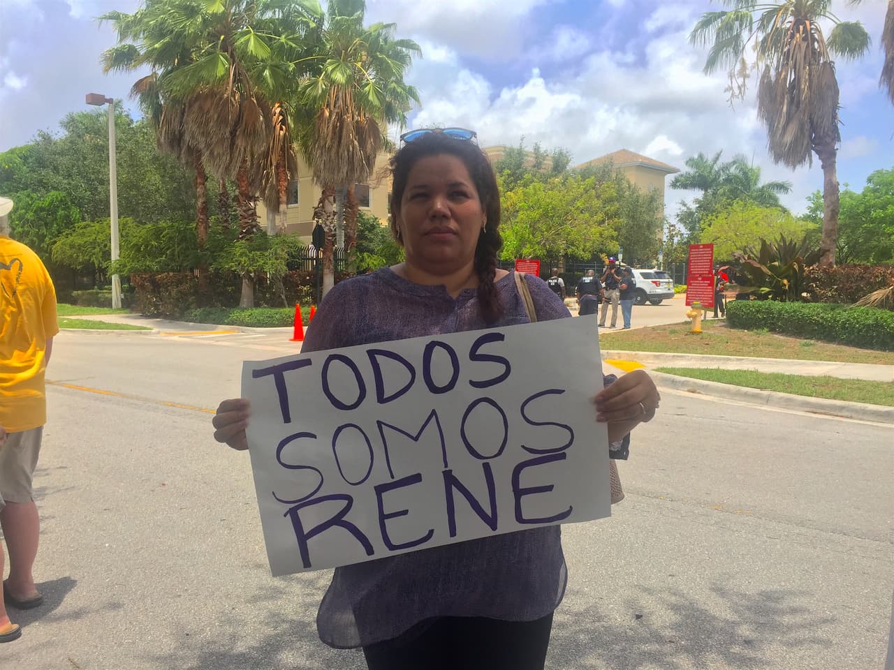 Ana protestó este viernes delante de las oficinas federales de migración de Miramar donde su marido tiene una cita el próximo 23 de junio.