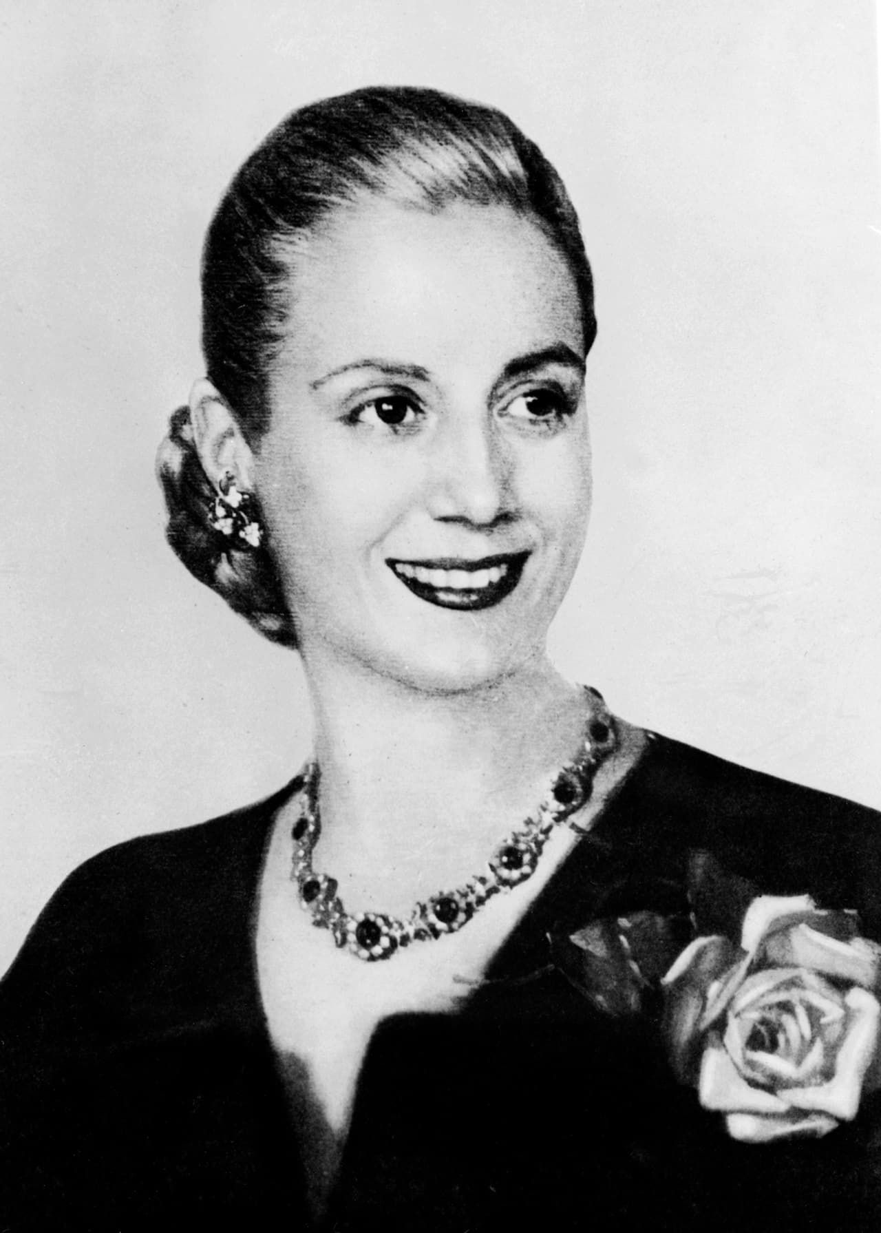 Eva Perón fue una poderosa primera dama argentina que generó tanto amores como profundos odios. La aborrecían tanto que, 
<b>incluso su cadáver fue profanado, robado, sometido a vejaciones y desaparecido</b>. Este es el relato sobre una mujer que, 
<b>incluso después de muerta, generaba 'miedo' en sus enemigos. </b>