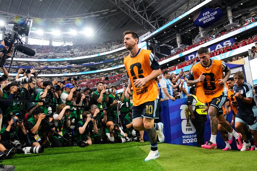 La estrella de Argentina salta al terreno de juego. Es el día en que Messi se podría convertir en el hombre que más goles ha realizado en la historia de las Copas del Mundo.
