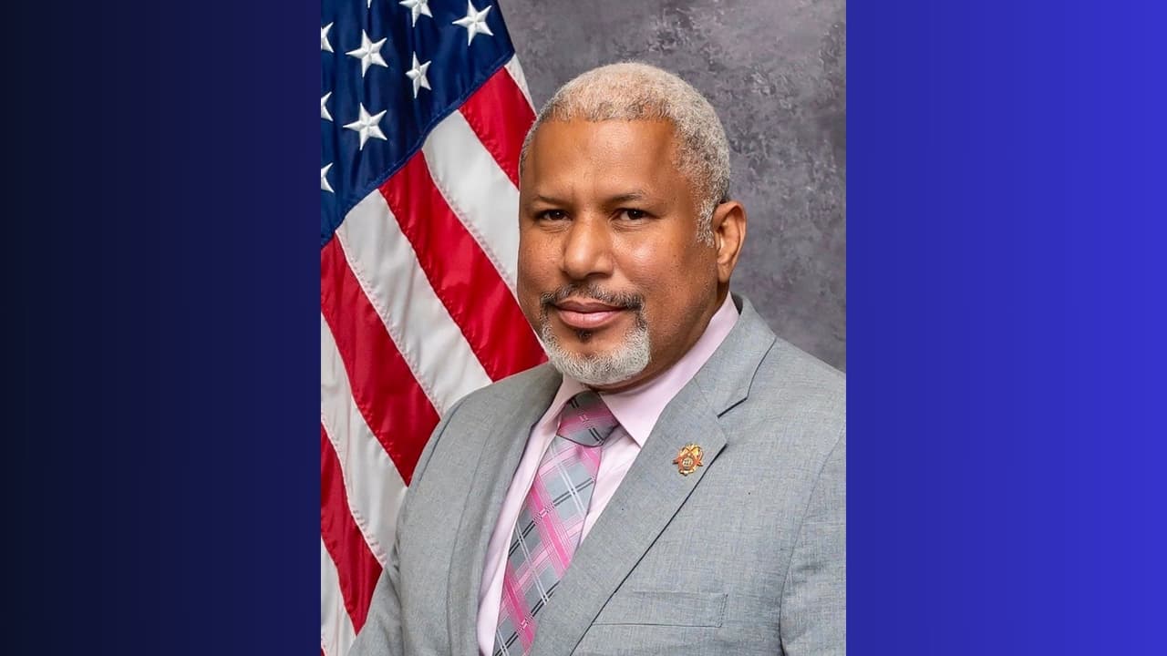 <h3 class="cms-H3-H3">Daniel C. Comeaux</h3>
<br>Es Agente Especial a Cargo de la DEA en Houston. Empezó su carrera en el Departamento de Policía de Houston, donde pasó de ser agente de patrulla a trabajar en división de narcóticos. En Houston ha trabajado desmantelando organizaciones relacionadas a tráfico y venta de drogas.