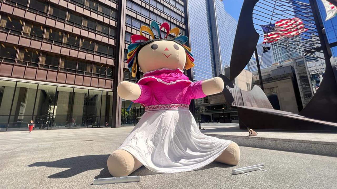 La figura mide 4 metros de alto y lleva una vestimenta tradicional hecha a mano.