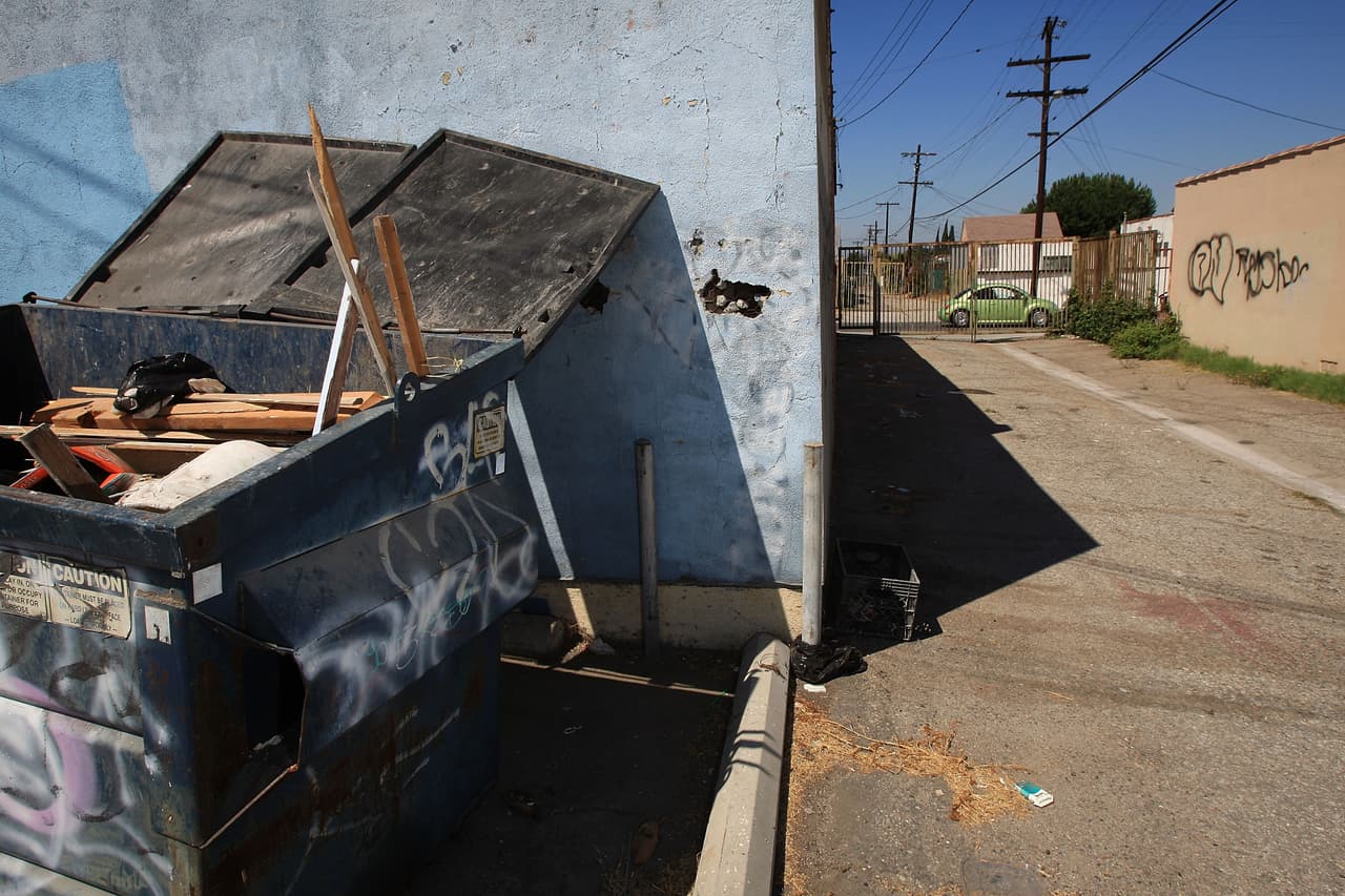Encuentran una pierna humana en un bote de basura en el centro de Los Ángeles