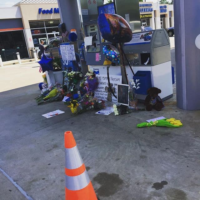 La gente no dudó en llevar flores y globos, además de anuncios con los que agradecían al oficial su entrega en su trabajo.