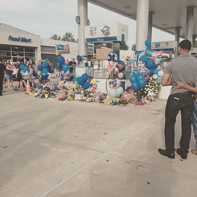 Fue en esta misma estación de gasolina donde el oficial cayó luego de recibir varios disparos por la espalda.