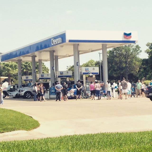 Vecinos de la zona acudieron a la vigilia en honor al oficial que tenía 47 años y 10 en la corporación.