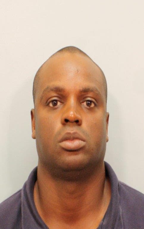 En conferencia de prensa la policía el Sheriff del condado Harris, Ron Hickman, identificó como Shannon J. Miles de 30 años al hombre que ultimó al oficial.