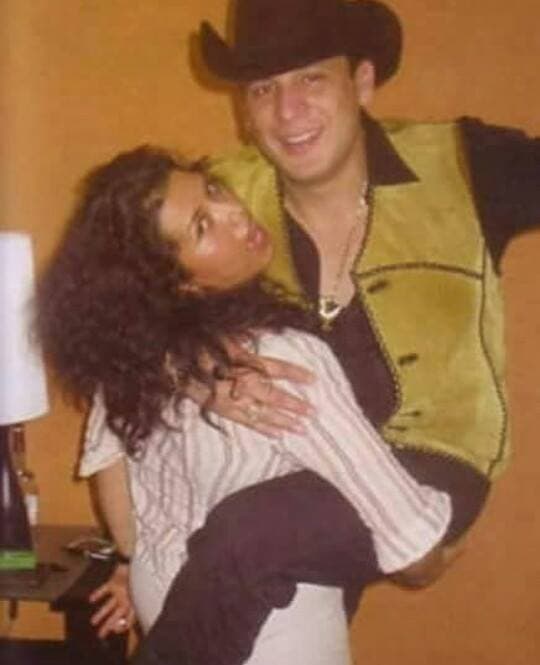 A pesar de que siempre se le veía muy serio, quienes lo conocieron de cerca, aseguran que era muy divertido, como en esta foto junto a su amiga Liliana Arriaga 'La Chupitos', con quien grabó un video e hicieron gran amistad.