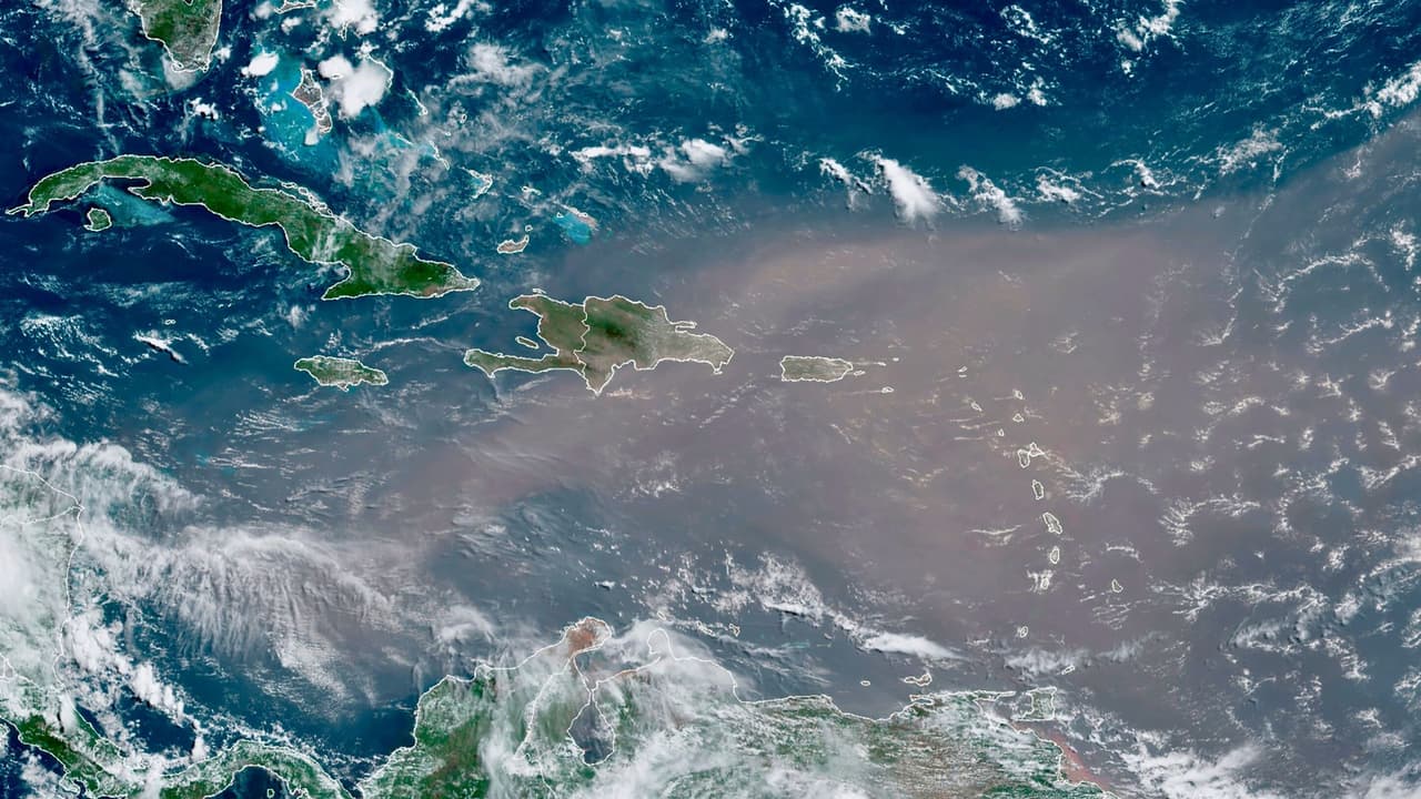 Esta imagen satelital de la Oficina Nacional de Administración Oceánica y Atmosférica (NOAA por sus siglas en inglés) muestra una nube de polvo proveniente del desierto del Sahara que avanza hacia el Caribe, el lunes 22 de junio de 2020.