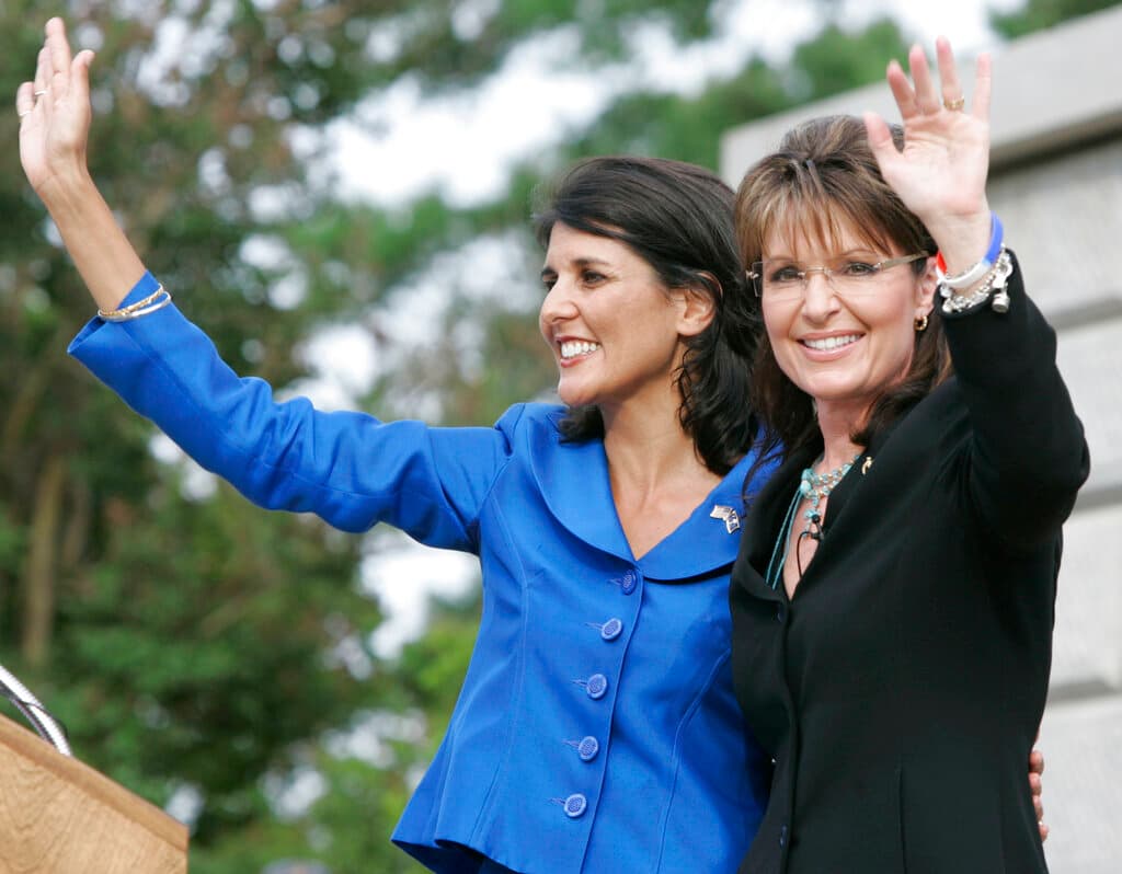En esta foto de archivo del 14 de mayo de 2010, la exgobernadora de Alaska Sarah Palin saluda a sus partidarios después de respaldar a la candidata a gobernadora de Carolina del Sur Nikki Haley.