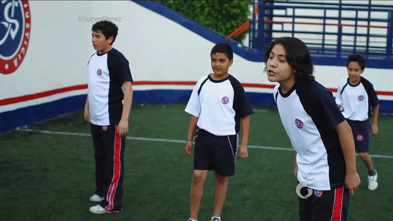 En las canchas de la escuela, Chuy y 'el carnitas' empiezan su partido de futbl pero ¿dónde está Poncho?