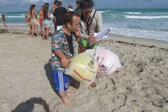 Juanito checa los diálogos.