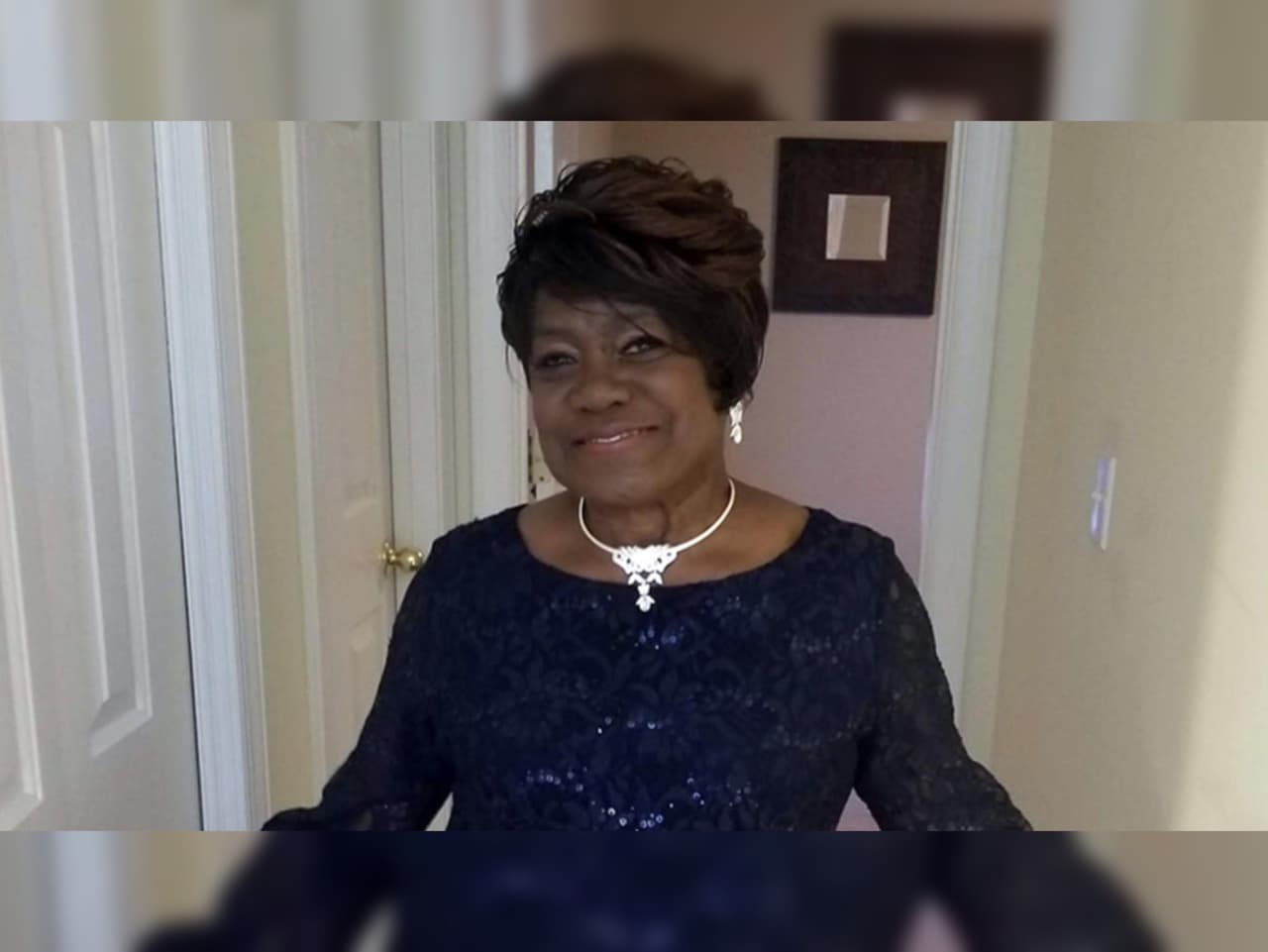 Mujer de 79 años muere por una bala perdida mientras descansaba en su casa de Texas 