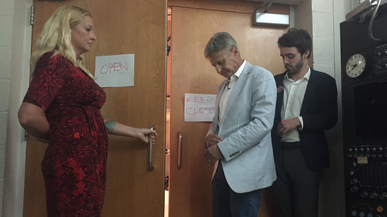 Johnson se prepara para salir a hablar en una universidad de Miami.