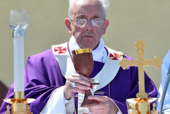 2013- 24 de abril Invitó a los jóvenes a "apostar por los grandes ideales" y a "no tener miedo de soñar con cosas grandes".