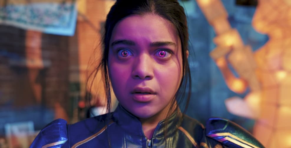 Gracias a esos poderes, es capaz de “incrementar” el tamaño de su cuerpo y generar una poderosa armadura que la protege del daño físico. Al ser la primera mutante oficial del MCU, se espera mucho de Ms. Marvel, sobre todo por su conexión con Carol Danvers.