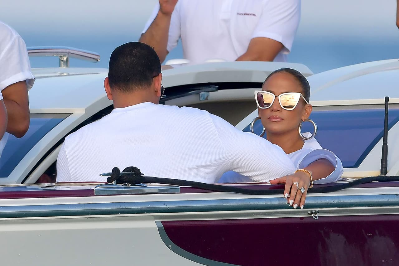 En la cinta, la prometida de A-Rod interpreta a 
<b><a href="https://www.univision.com/shows/el-gordo-y-la-flaca/la-foto-de-jlo-personificando-a-una-stripper-que-a-clarissa-molina-le-parece-mega-ultra-sexy-video">Ramona, líder de un grupo de 'strippers'</a></b> que diseña una estrategia para estafar a hombres de negocios en Nueva York.