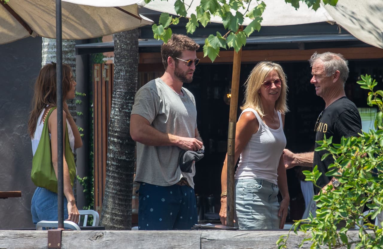 Las imágenes muestran cómo el actor de 
<b><a href="https://www.univision.com/networks/unimas/el-epico-final-de-the-hunger-games-video" target="_blank">'The hunger games' </a></b>presentó a la modelo de 21 años 
<b><a href="https://www.univision.com/famosos/mientras-miley-cyrus-se-muestra-muy-unida-a-kaitlynn-carter-liam-hemsworth-se-refugia-en-su-familia-fotos" target="_blank">a sus padres</a></b> Craig y Leonie Hemsworth.
<br>