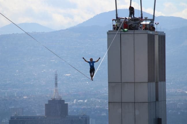 El alemán Alexander Schulz, de 25 años, decidió andar sobre una cuerda uniendo dos torres en el Paseo de la Reforma para romper dos récords mundiales.