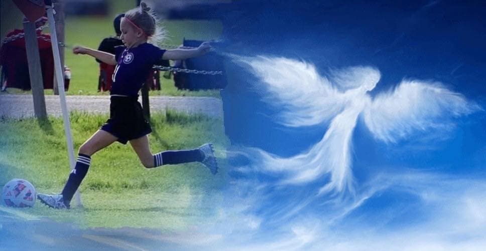 El equipo de fútbol de Alma Benner Kempe, de 7 años, le rindió tributo con anécdotas, apodos y pulseras de la amistad.